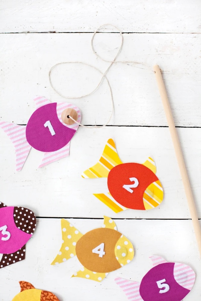 If you want to gift your brother something he'll never forget, check out these easy handmade gift ideas for boys! Ninjas, catapults, silly putty & more!