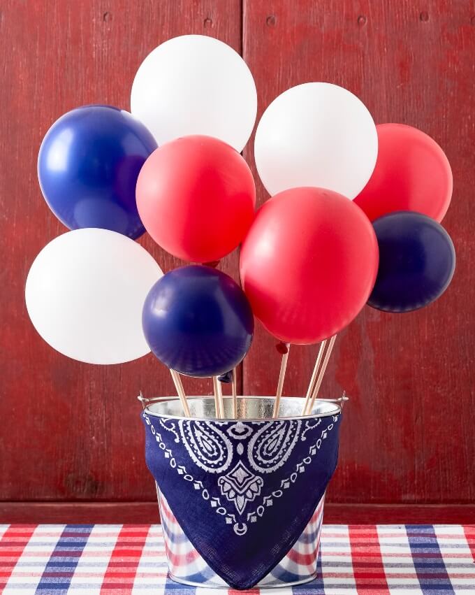 15 Easy Last-Minute 4th of July Centerpiece Decor Ideas 16 If you're having a party on the 4th of July, you certainly need an attractive table! Get it done quickly with these last-minute 4th of July Centerpiece Decor ideas!
