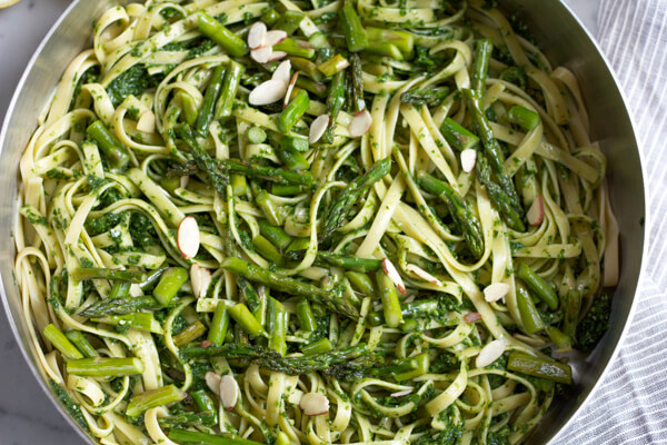 10 Super Delicious One Pot Recipes for Busy Moms - Toss all your ingredients into a single skillet or stockpot and you have a no-stress, no-mess meal ready. 