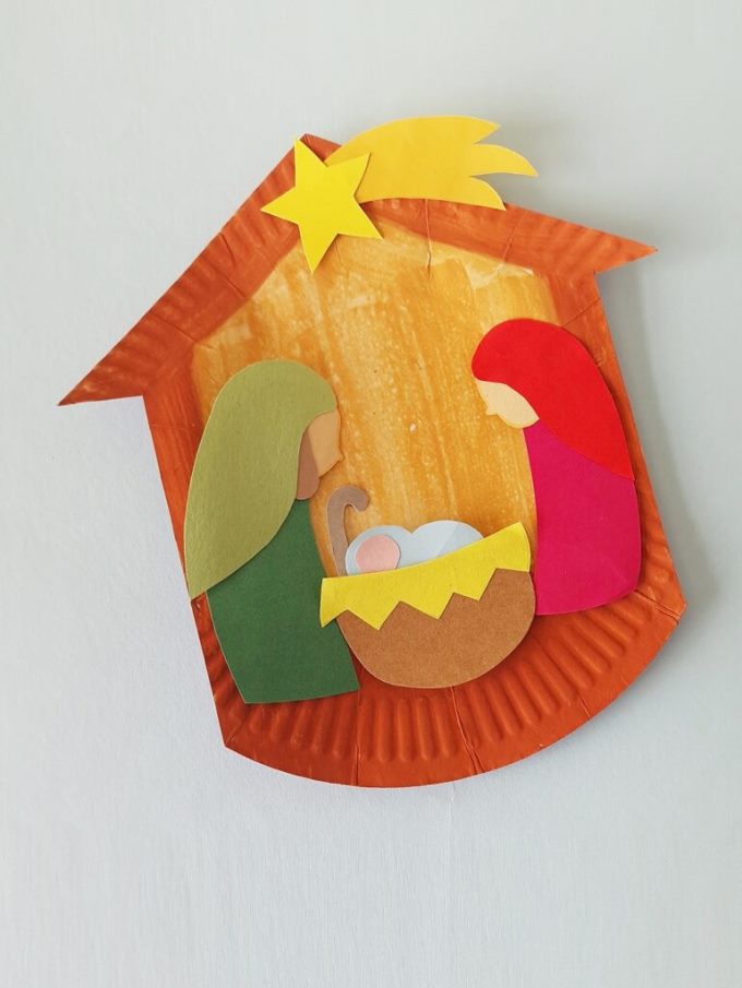 Here are my favorite Paper Plate Christmas Crafts for the kids to make! Find Santa, reindeer, Christmas trees, wreaths, and more art projects.