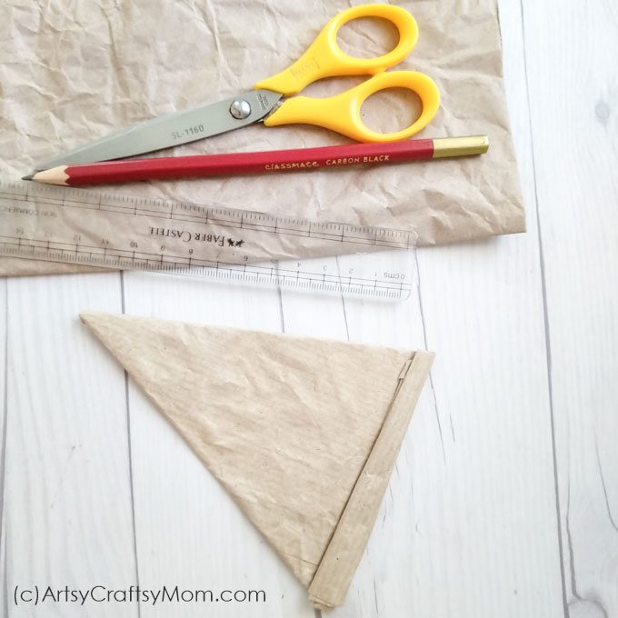 Set up your play food counter with a kiddie favorite - pizza, and make it super realistic with this incredibly detailed Paper Pizza Craft for Kids!!