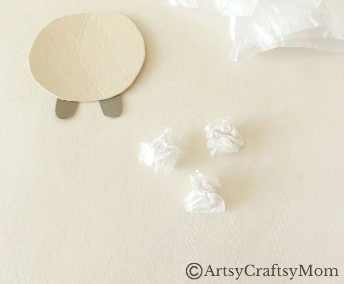 Crumpling paper is fun, & this crumpled paper sheep craft is a great way to use up all those crumpled bits! Easy fine motor exercise for young kids.