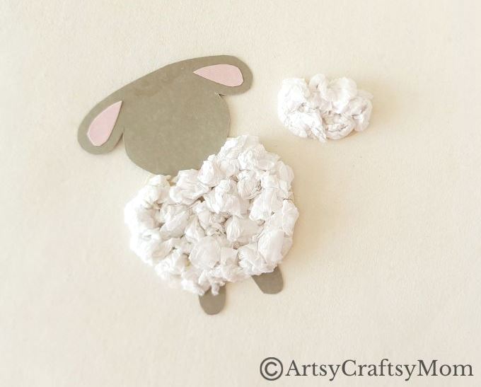 Crumpling paper is fun, & this crumpled paper sheep craft is a great way to use up all those crumpled bits! Easy fine motor exercise for young kids.