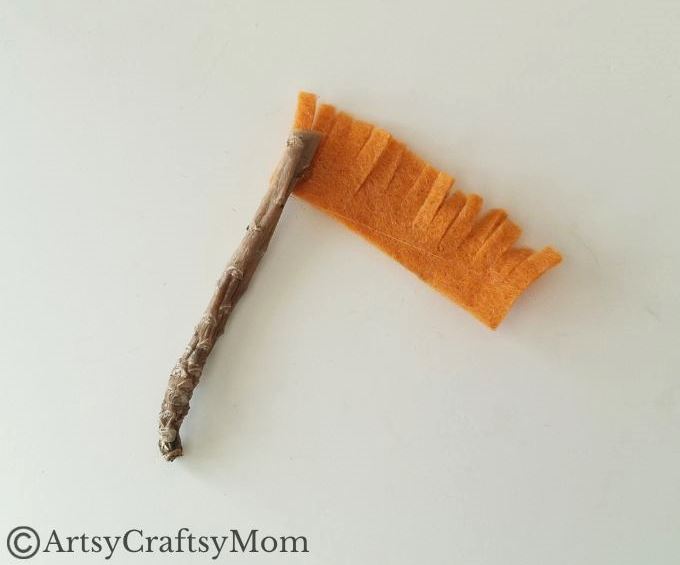 Here's a quick and easy recycled spoon witch craft for kids to make this Halloween! Kids will enjoy turning an old spoon into something wonderful!