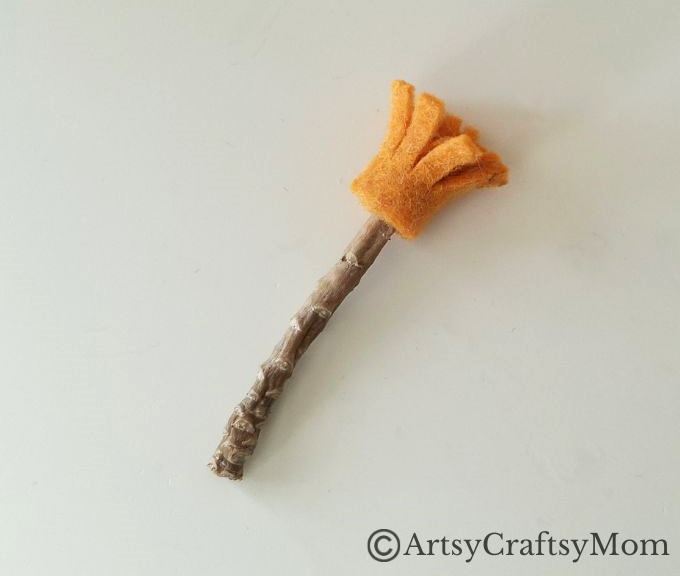 Here's a quick and easy recycled spoon witch craft for kids to make this Halloween! Kids will enjoy turning an old spoon into something wonderful!