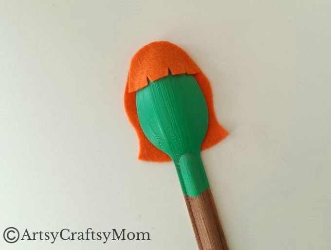 Here's a quick and easy recycled spoon witch craft for kids to make this Halloween! Kids will enjoy turning an old spoon into something wonderful!