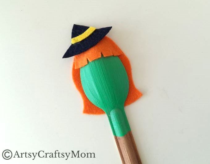 Here's a quick and easy recycled spoon witch craft for kids to make this Halloween! Kids will enjoy turning an old spoon into something wonderful!