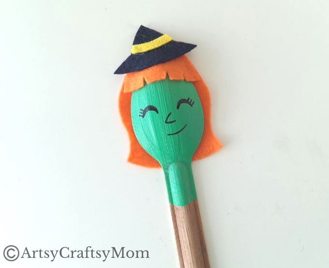 Here's a quick and easy recycled spoon witch craft for kids to make this Halloween! Kids will enjoy turning an old spoon into something wonderful!