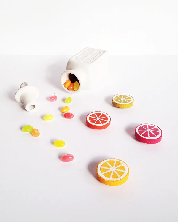 20 Awesome DIY Fridge Magnets for Kids and Teens 21 Here are some awesome ideas for DIY fridge magnets for kids and teens to make! They can be put on the fridge, file cabinet or magnetic board!