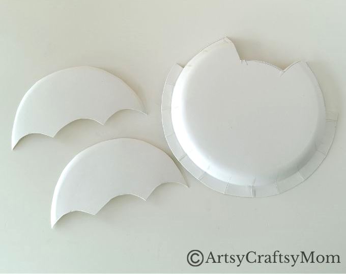 If you need an easy bat craft this Halloween, try out our easy paper plate bat craft! All you need are paper plates & craft paper to get started!
