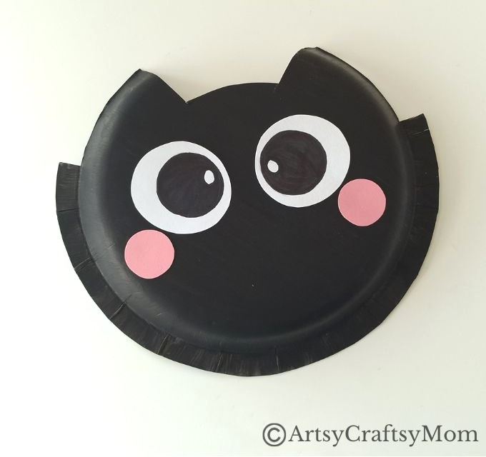 If you need an easy bat craft this Halloween, try out our easy paper plate bat craft! All you need are paper plates & craft paper to get started!