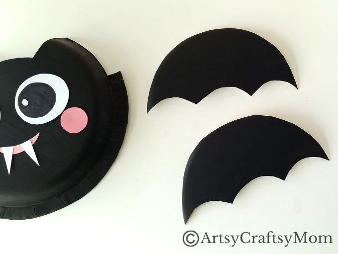 If you need an easy bat craft this Halloween, try out our easy paper plate bat craft! All you need are paper plates & craft paper to get started!