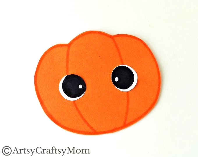 It doesn't get easier than this handprint pumpkin craft! It's the perfect Thanksgiving project for young children, and you don't need too many supplies!