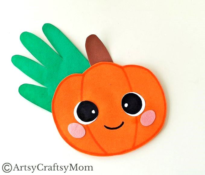 It doesn't get easier than this handprint pumpkin craft! It's the perfect Thanksgiving project for young children, and you don't need too many supplies!