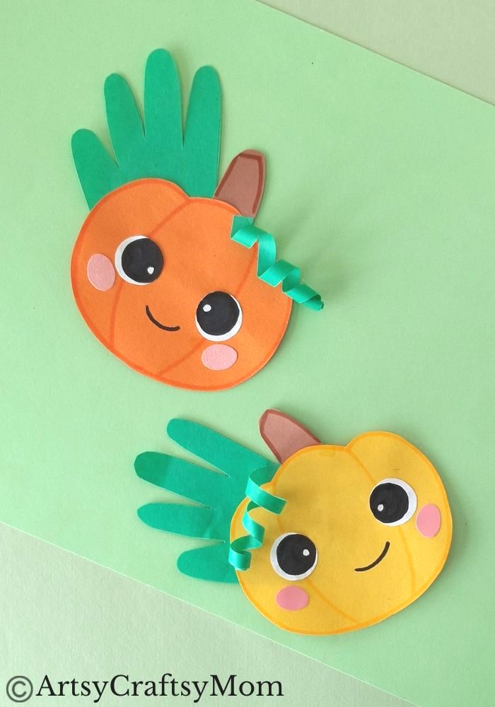 It doesn't get easier than this handprint pumpkin craft! It's the perfect Thanksgiving project for young children, and you don't need too many supplies!