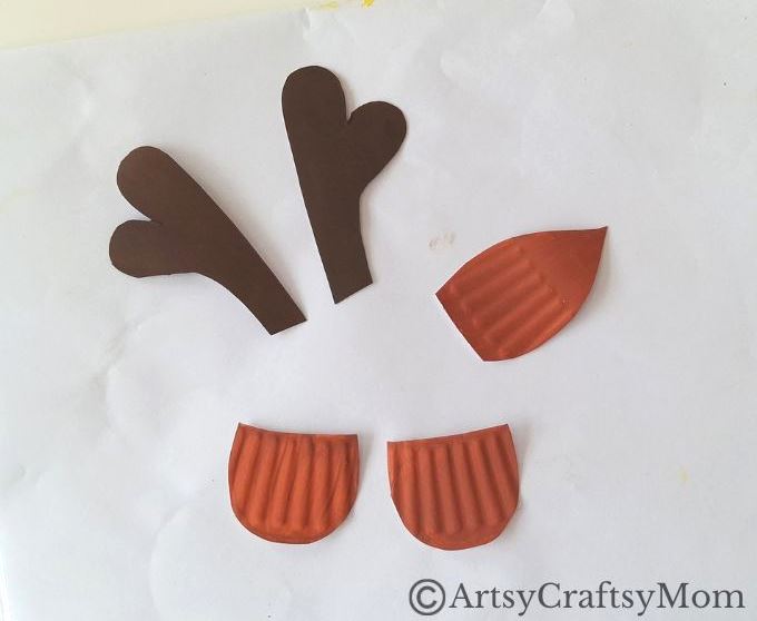 This paper plate reindeer craft is an easy Christmas project for young kids, and your main material is just a plain, white paper plate!