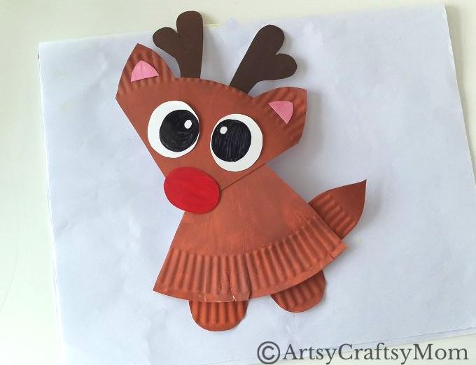 This paper plate reindeer craft is an easy Christmas project for young kids, and your main material is just a plain, white paper plate!