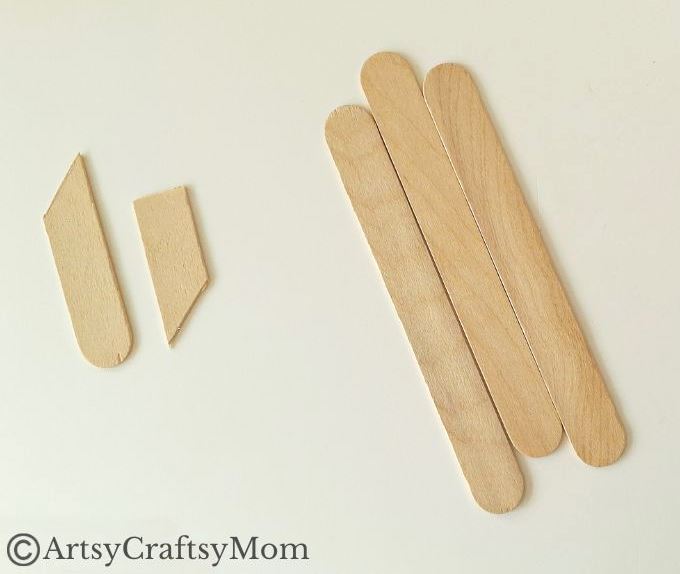 Ho ho ho!!! It's that time of the year, and Santa's here! Have fun making this Popsicle stick Santa craft with craft sticks, paint and glue!