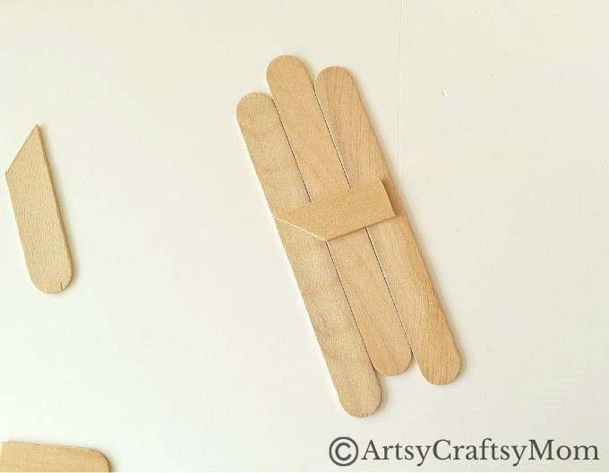 Ho ho ho!!! It's that time of the year, and Santa's here! Have fun making this Popsicle stick Santa craft with craft sticks, paint and glue!