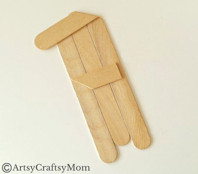 Ho ho ho!!! It's that time of the year, and Santa's here! Have fun making this Popsicle stick Santa craft with craft sticks, paint and glue!