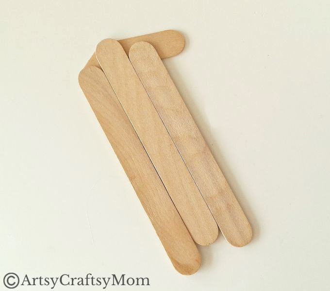 Ho ho ho!!! It's that time of the year, and Santa's here! Have fun making this Popsicle stick Santa craft with craft sticks, paint and glue!
