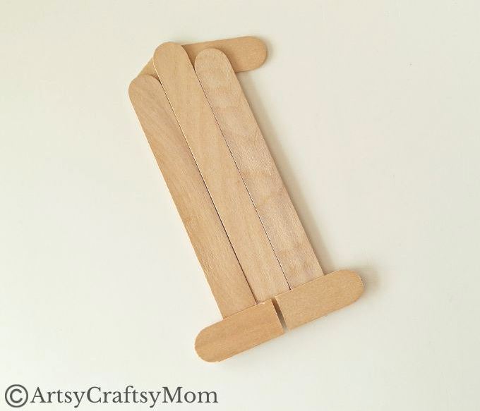 Ho ho ho!!! It's that time of the year, and Santa's here! Have fun making this Popsicle stick Santa craft with craft sticks, paint and glue!
