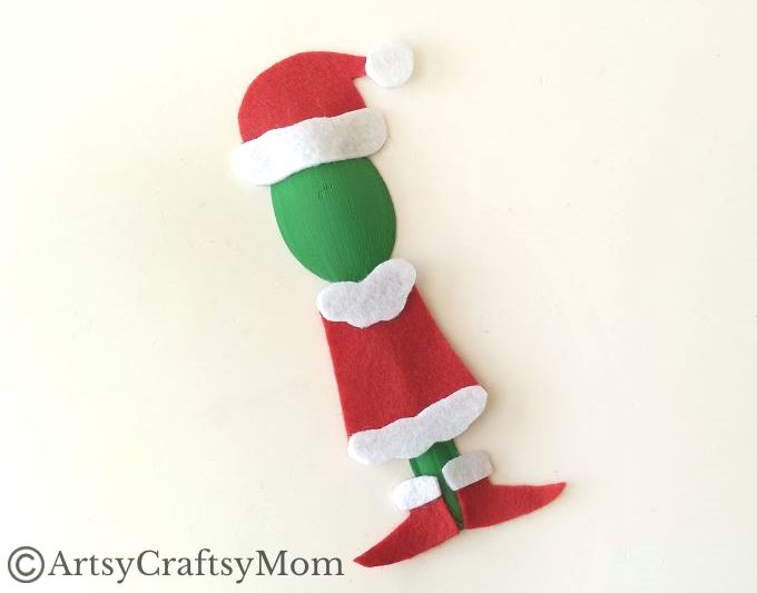 Celebrate the story of the Grinch this holiday season, with a cute wooden spoon Grinch craft! But our Grinch isn't grumpy, hes' quite pleasant!