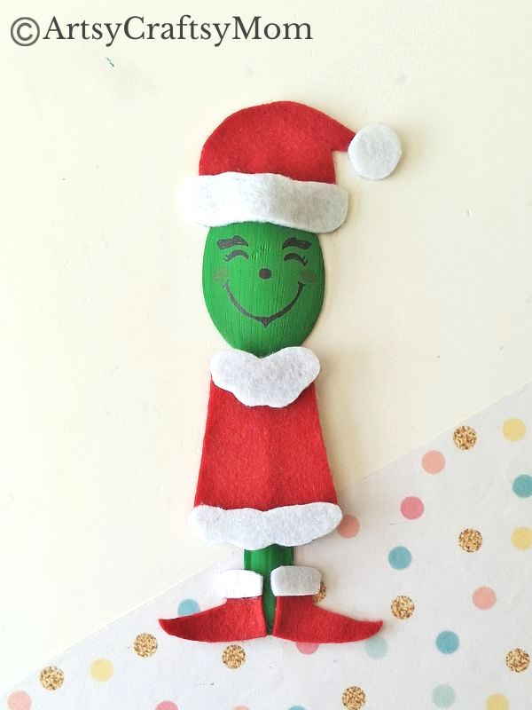 Celebrate the story of the Grinch this holiday season, with a cute wooden spoon Grinch craft! But our Grinch isn't grumpy, hes' quite pleasant!