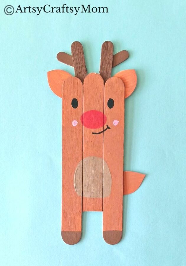 Rudolph fans, rejoice! Here's a super easy Popsicle stick reindeer craft that even little kids can make with little assistance from Mom and Dad!