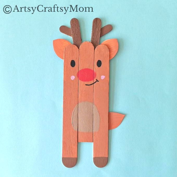 Rudolph fans, rejoice! Here's a super easy Popsicle stick reindeer craft that even little kids can make with little assistance from Mom and Dad!