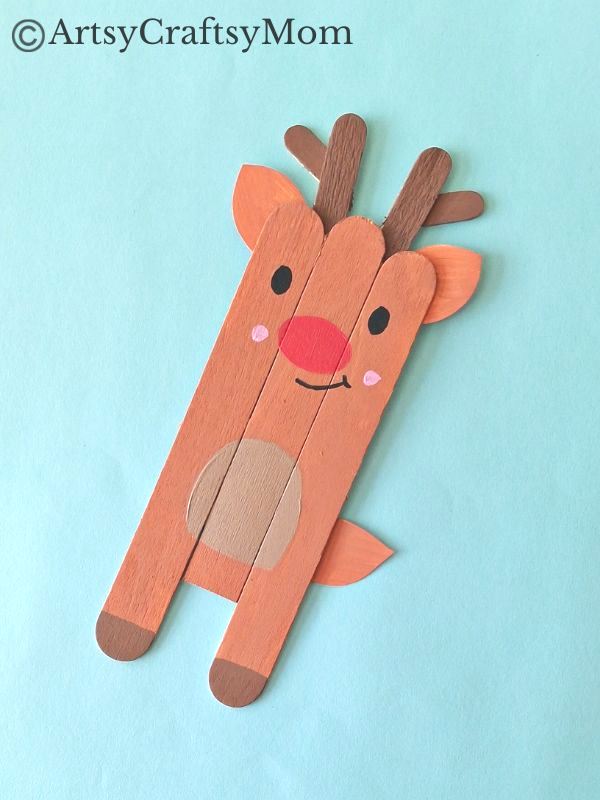 Rudolph fans, rejoice! Here's a super easy Popsicle stick reindeer craft that even little kids can make with little assistance from Mom and Dad!