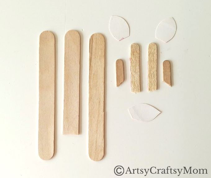 Rudolph fans, rejoice! Here's a super easy Popsicle stick reindeer craft that even little kids can make with little assistance from Mom and Dad!