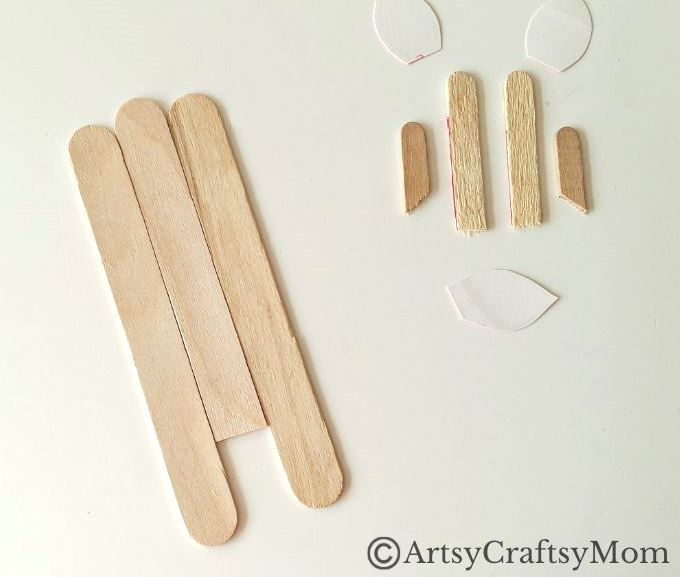 Rudolph fans, rejoice! Here's a super easy Popsicle stick reindeer craft that even little kids can make with little assistance from Mom and Dad!