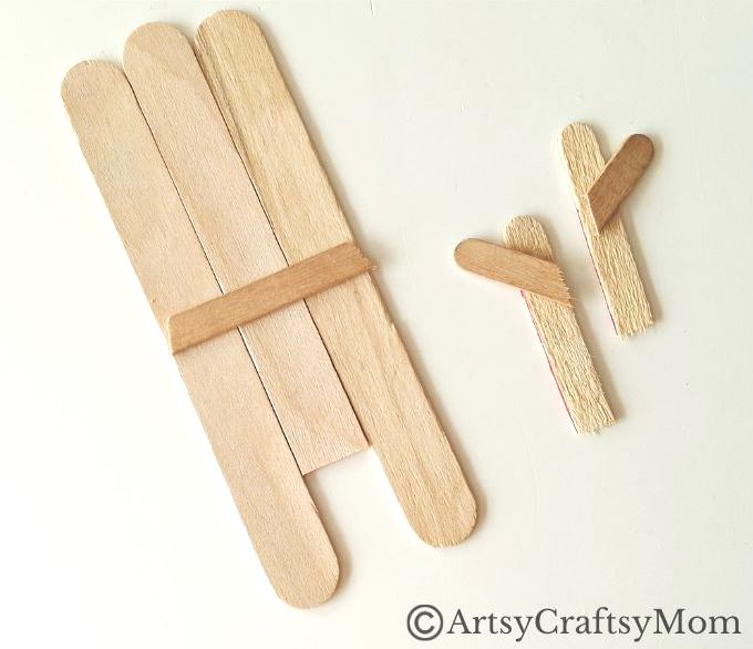 Rudolph fans, rejoice! Here's a super easy Popsicle stick reindeer craft that even little kids can make with little assistance from Mom and Dad!