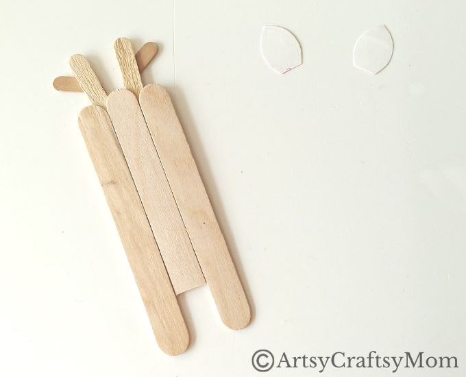 Rudolph fans, rejoice! Here's a super easy Popsicle stick reindeer craft that even little kids can make with little assistance from Mom and Dad!