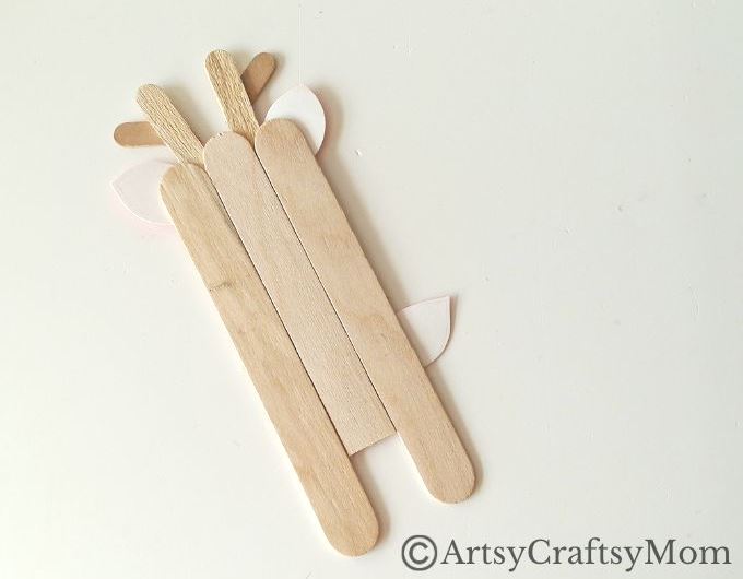 Rudolph fans, rejoice! Here's a super easy Popsicle stick reindeer craft that even little kids can make with little assistance from Mom and Dad!