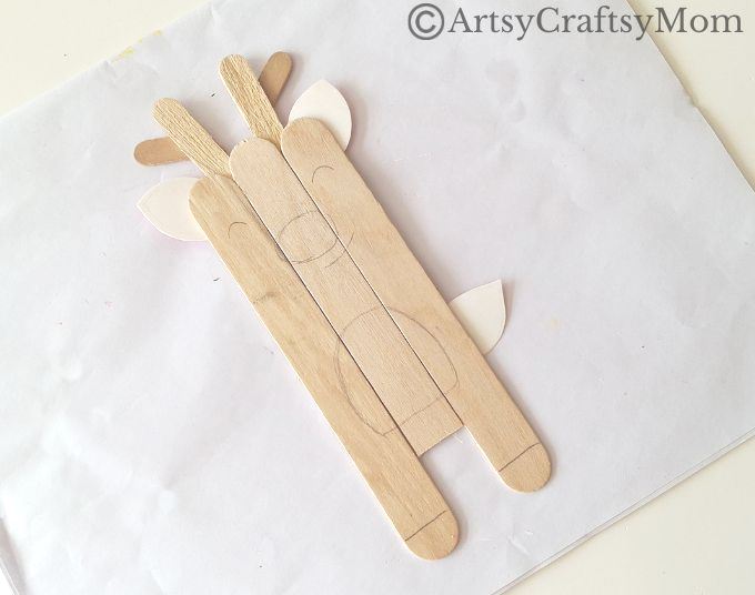Rudolph fans, rejoice! Here's a super easy Popsicle stick reindeer craft that even little kids can make with little assistance from Mom and Dad!