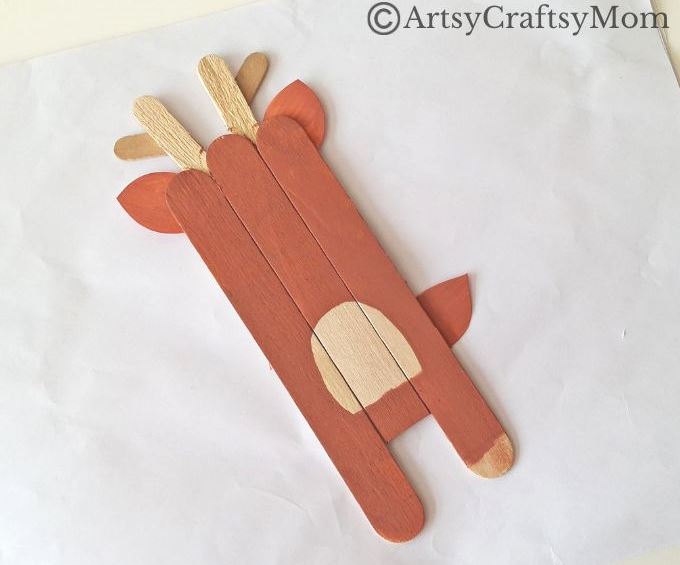Rudolph fans, rejoice! Here's a super easy Popsicle stick reindeer craft that even little kids can make with little assistance from Mom and Dad!