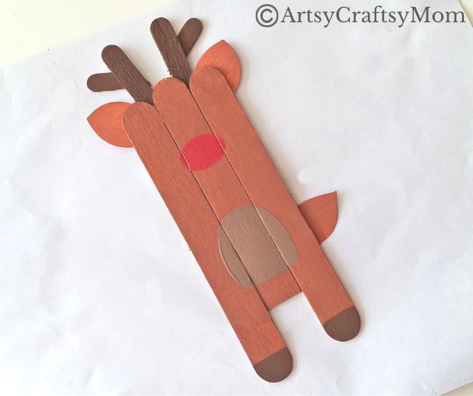 Rudolph fans, rejoice! Here's a super easy Popsicle stick reindeer craft that even little kids can make with little assistance from Mom and Dad!