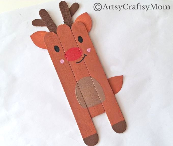 Rudolph fans, rejoice! Here's a super easy Popsicle stick reindeer craft that even little kids can make with little assistance from Mom and Dad!