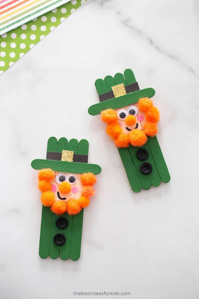 Gather all the craft sticks you have, because we've got lots of fun St Patrick's Day Stick Crafts to make! Includes leprechauns, shamrocks & more!