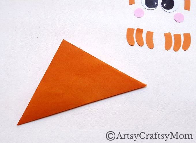 Here's a cute little crab corner bookmark that you can make entirely out of paper! You don't need to know any advanced techniques either - it's easy!