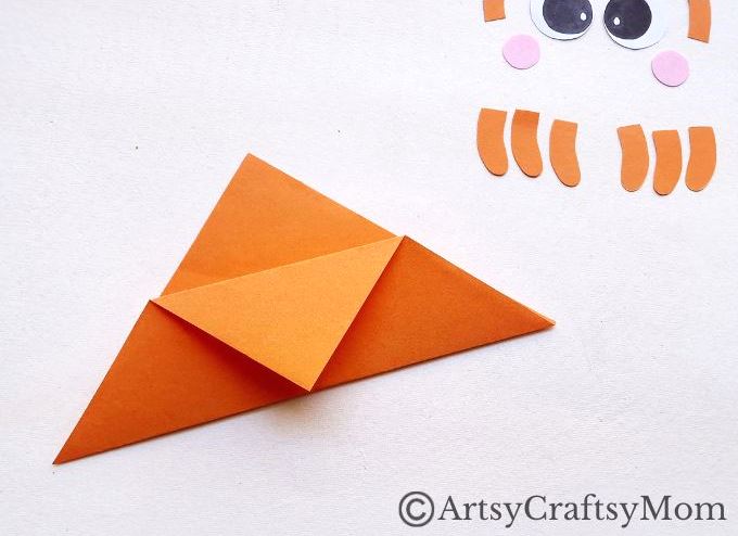 Here's a cute little crab corner bookmark that you can make entirely out of paper! You don't need to know any advanced techniques either - it's easy!