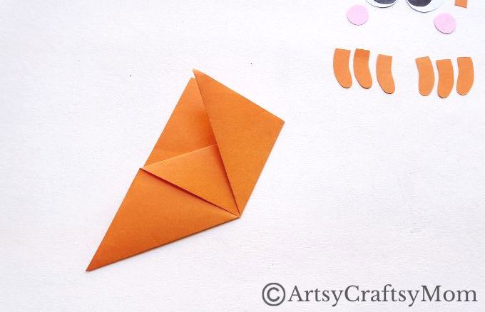 Here's a cute little crab corner bookmark that you can make entirely out of paper! You don't need to know any advanced techniques either - it's easy!