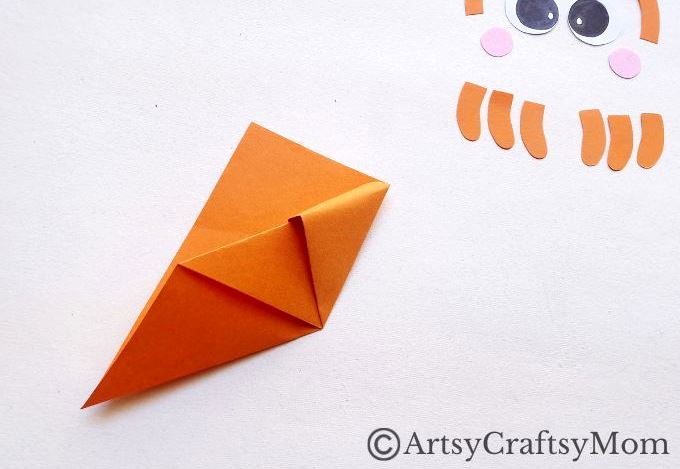 Here's a cute little crab corner bookmark that you can make entirely out of paper! You don't need to know any advanced techniques either - it's easy!
