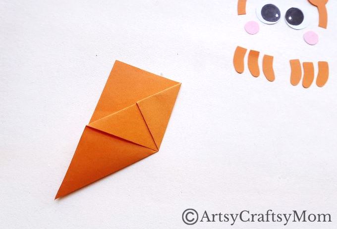Here's a cute little crab corner bookmark that you can make entirely out of paper! You don't need to know any advanced techniques either - it's easy!