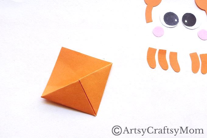 Here's a cute little crab corner bookmark that you can make entirely out of paper! You don't need to know any advanced techniques either - it's easy!