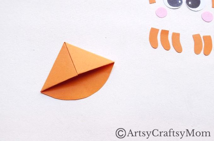 Here's a cute little crab corner bookmark that you can make entirely out of paper! You don't need to know any advanced techniques either - it's easy!