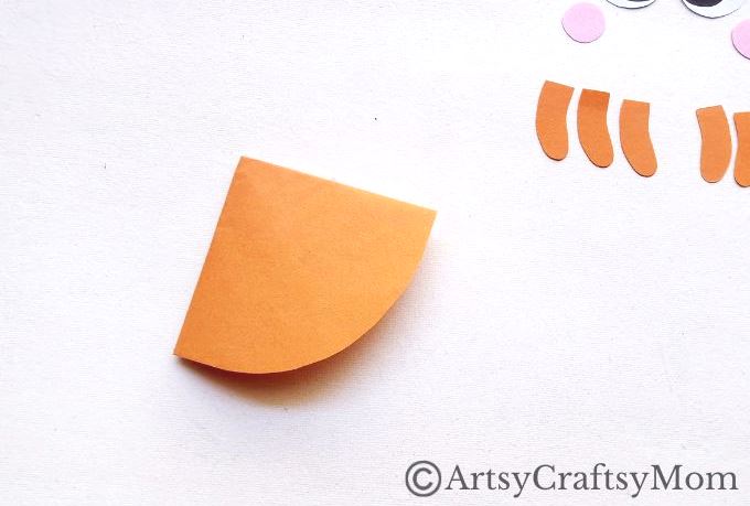 Here's a cute little crab corner bookmark that you can make entirely out of paper! You don't need to know any advanced techniques either - it's easy!