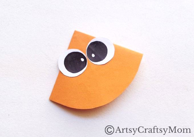 Here's a cute little crab corner bookmark that you can make entirely out of paper! You don't need to know any advanced techniques either - it's easy!